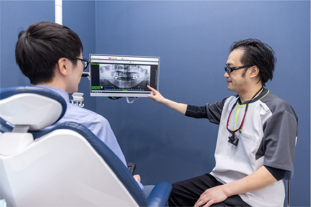 家族が頬杖をついて笑顔