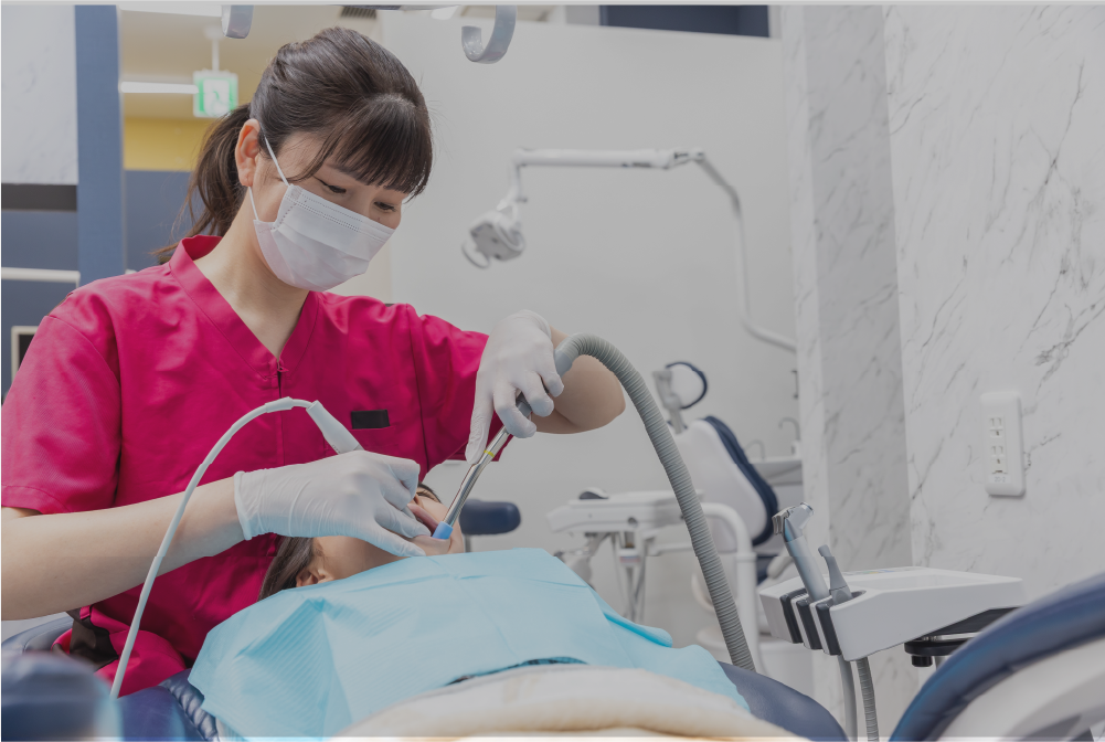 家族が頬杖をついて笑顔