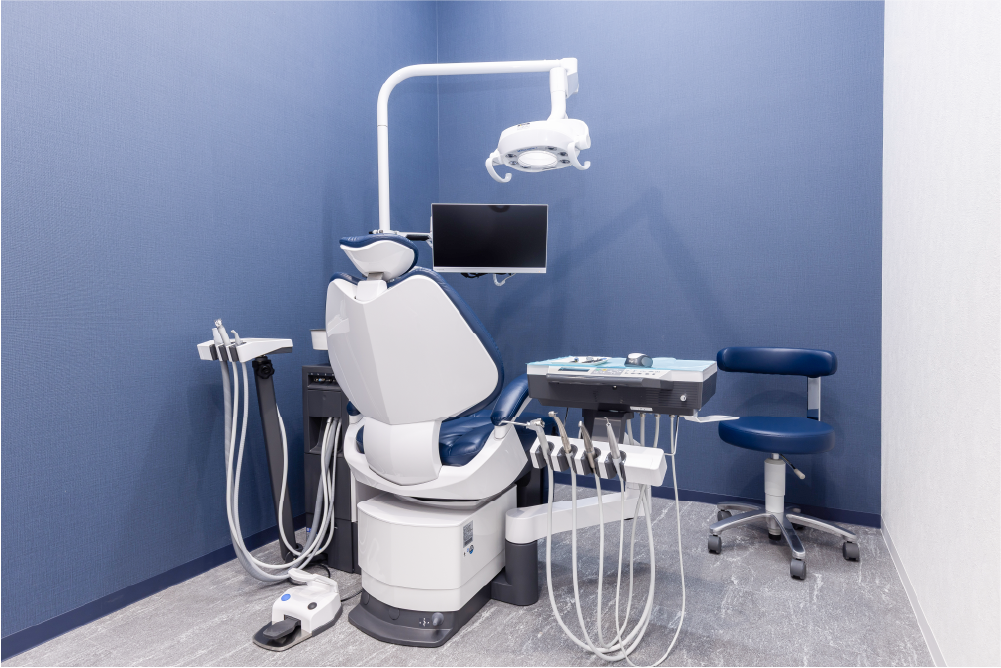 ユニットの台に置いた滅菌された機器